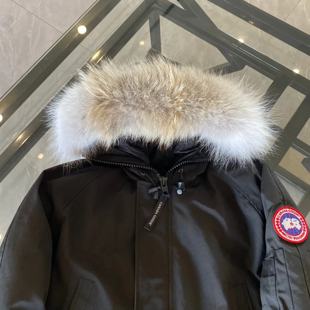 P760 Canada goose/Canada Goose 01 Couple Expedition Parka Down Jacket, authentic original version, you need to compare with the original to check it out at any time, all accessories are customized from the original factory 💯The softness and hardness of the fabric is compared with the original, and it can be restored by kneading at will (fabric misunderstanding: Fabrics with high hardness are not waterproof. Only when you buy the latest authentic version this year will you notice the softness and comfort of the fabric) 💯The down is synchronized with the authentic white duck down, fluffy and not lumpy. Electronically controlled velvet filling machine 💯Customized zippers with authentic YKK military-grade copper core zipper pullers, high hardness and no jamming 💯The fur collar is purchased from Western Canada coyote skin original customization 💯All workmanship and wiring are controlled by workers with more than ten years of experience. They must be horizontal and vertical, and are not allowed to twist. The inner wiring density is more sophisticated. Feel free to compare 💯Big goose label Collar label Washed label Hangtag Zipper cord Pocket label Back label, collar velvet, Velcro fasteners, cuffs, all details are updated simultaneously with genuine products. The best version, the most complete color matching, all kinds of battle products. Color: off-white, black, charcoal gray, navy blue, red, blue. Size: XS-XXL